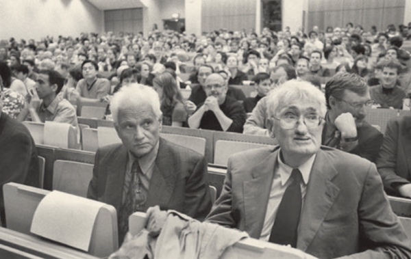 哈贝马斯与雅克·德里达在歌德大学大讲堂中，2000年