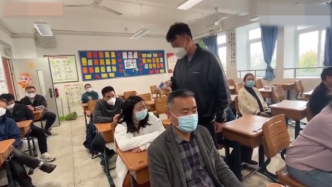 南京一所中学教职工进行防疫演练，迎初三学生复学