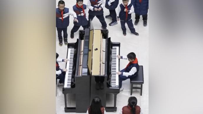 小学生课间钢琴弹奏《孤勇者》，同学跟着合唱