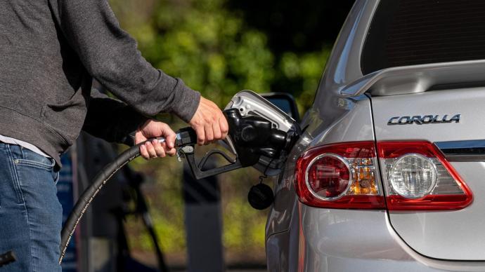 民众如何面对油价飙升？美能源专家：少用就行了