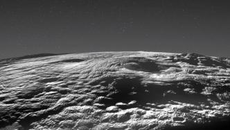 NASA：新视野号发现冥王星上的巨大冰火山，最高7千米