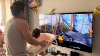 爸爸版“VR”游乐场！男子用澡盆兜着女儿模拟过山车