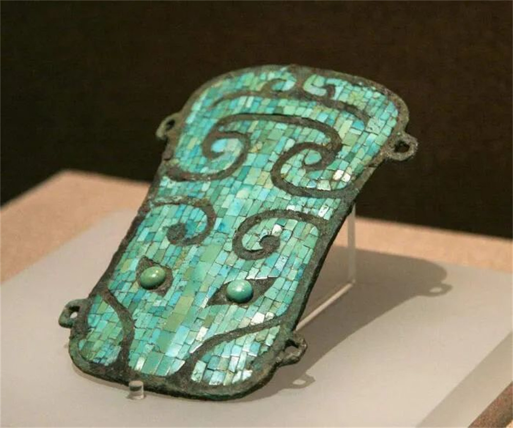 1984年二里头遗址出土嵌绿松石铜牌饰,洛阳博物馆藏.