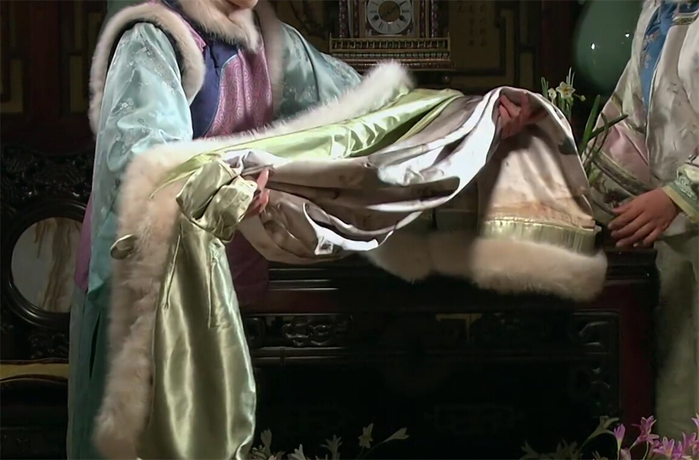 《甄嬛传》中对于"天水碧"色斗篷的演绎