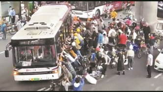 广州上百市民合力抬公交车救外卖小哥，伤者已无生命危险
