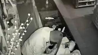 男子头戴丝袜进入超市，盗走三万余元财物后被警方抓获