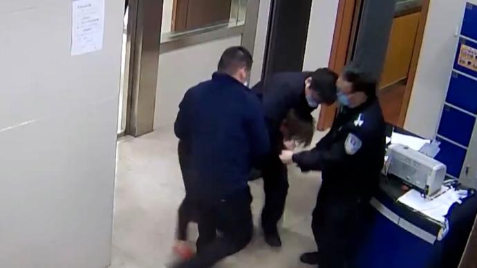 女子醉酒打架被带回派出所，隔三层衣服咬民警