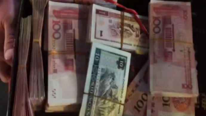 独居老人半夜怀抱装满现金的点心盒坐路边