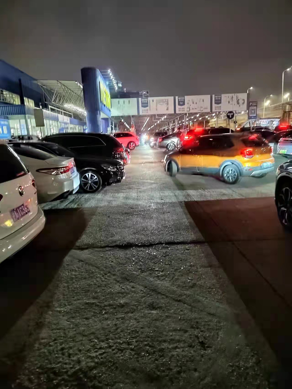 封控前一晚,浦东某超市门前停满了车。