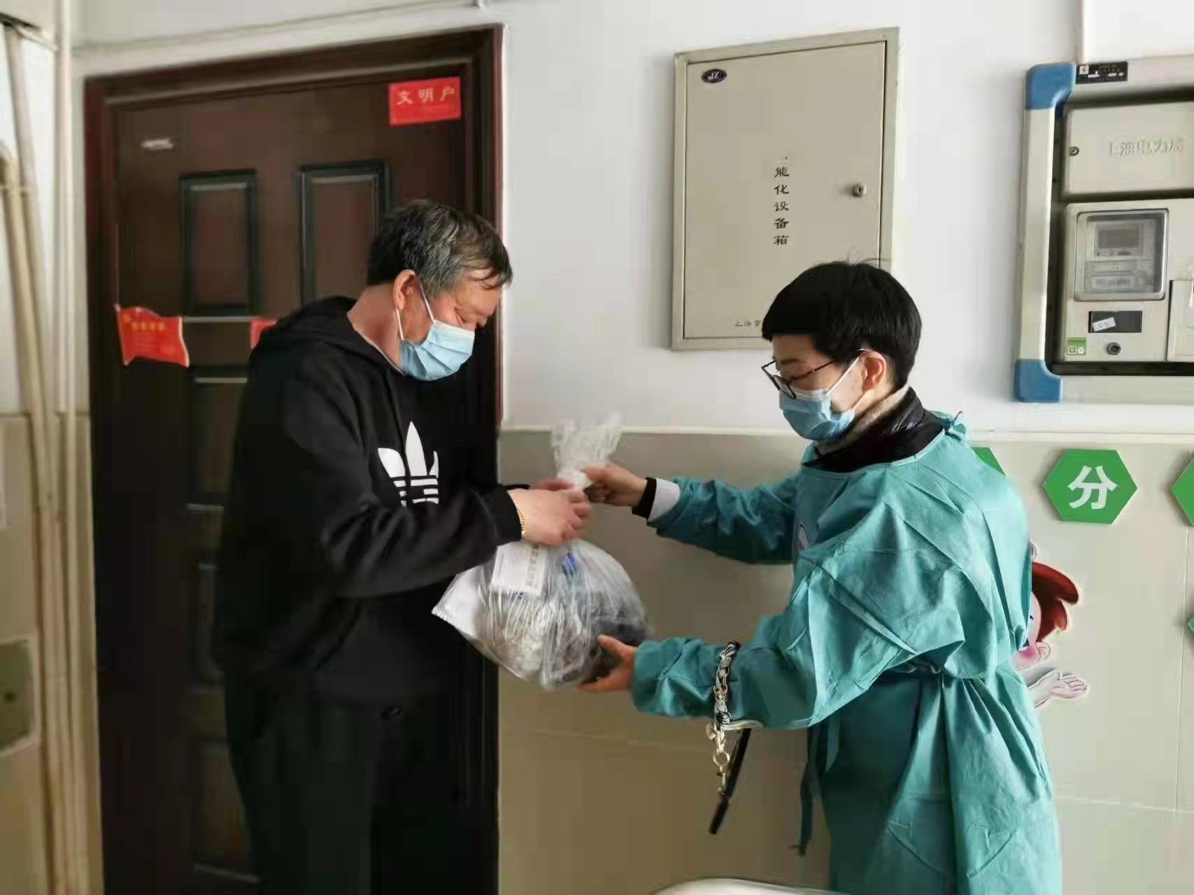 送药上门。 上海市卫健委、上海市中医药管理局 供图