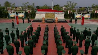 四川绵阳：缅怀先烈，武警向52名烈士敬献花篮