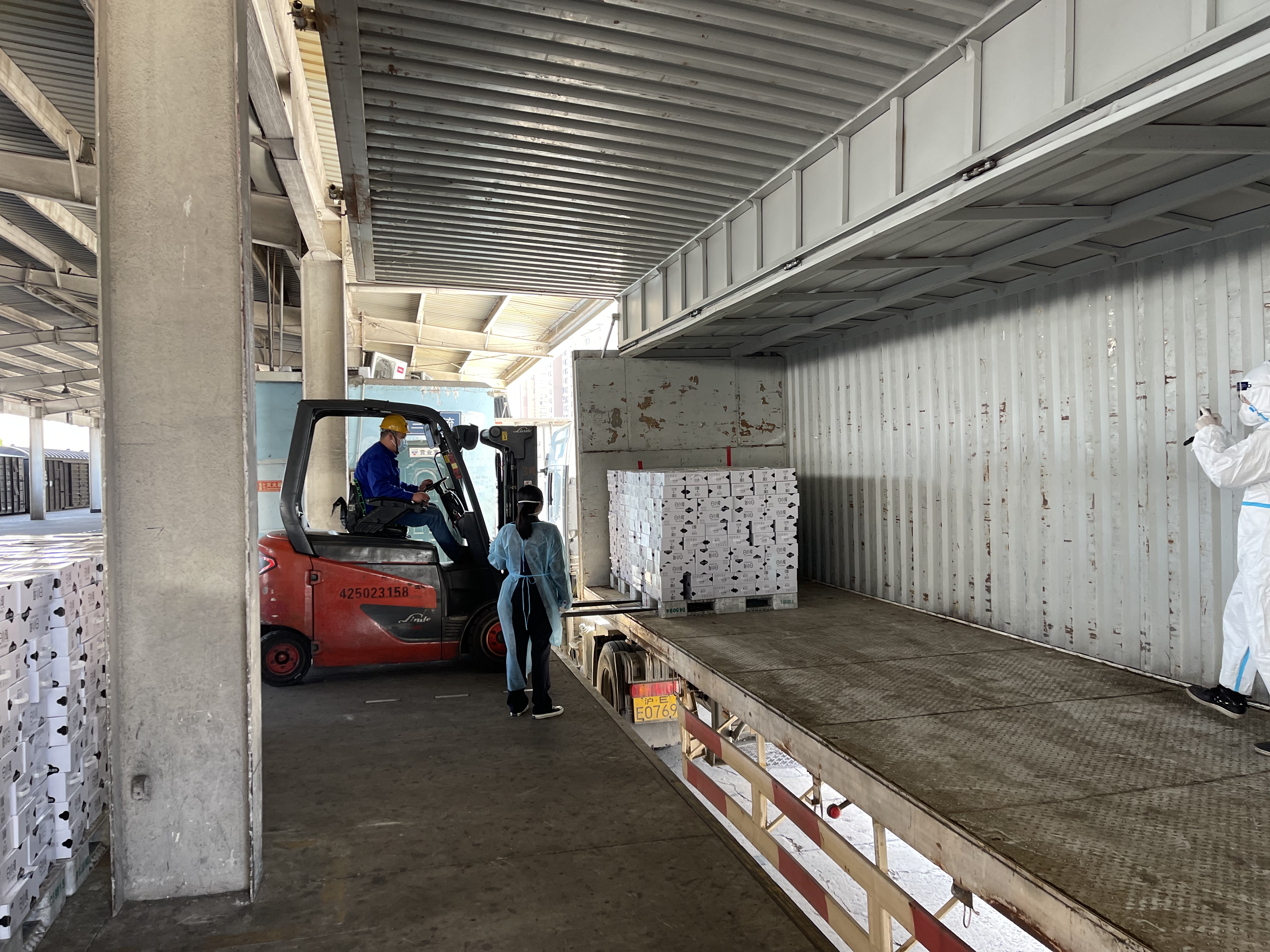 卸下的物资被快速装运到驳运汽车上. &nbsp; &nbsp;袁雷 &nbsp;摄