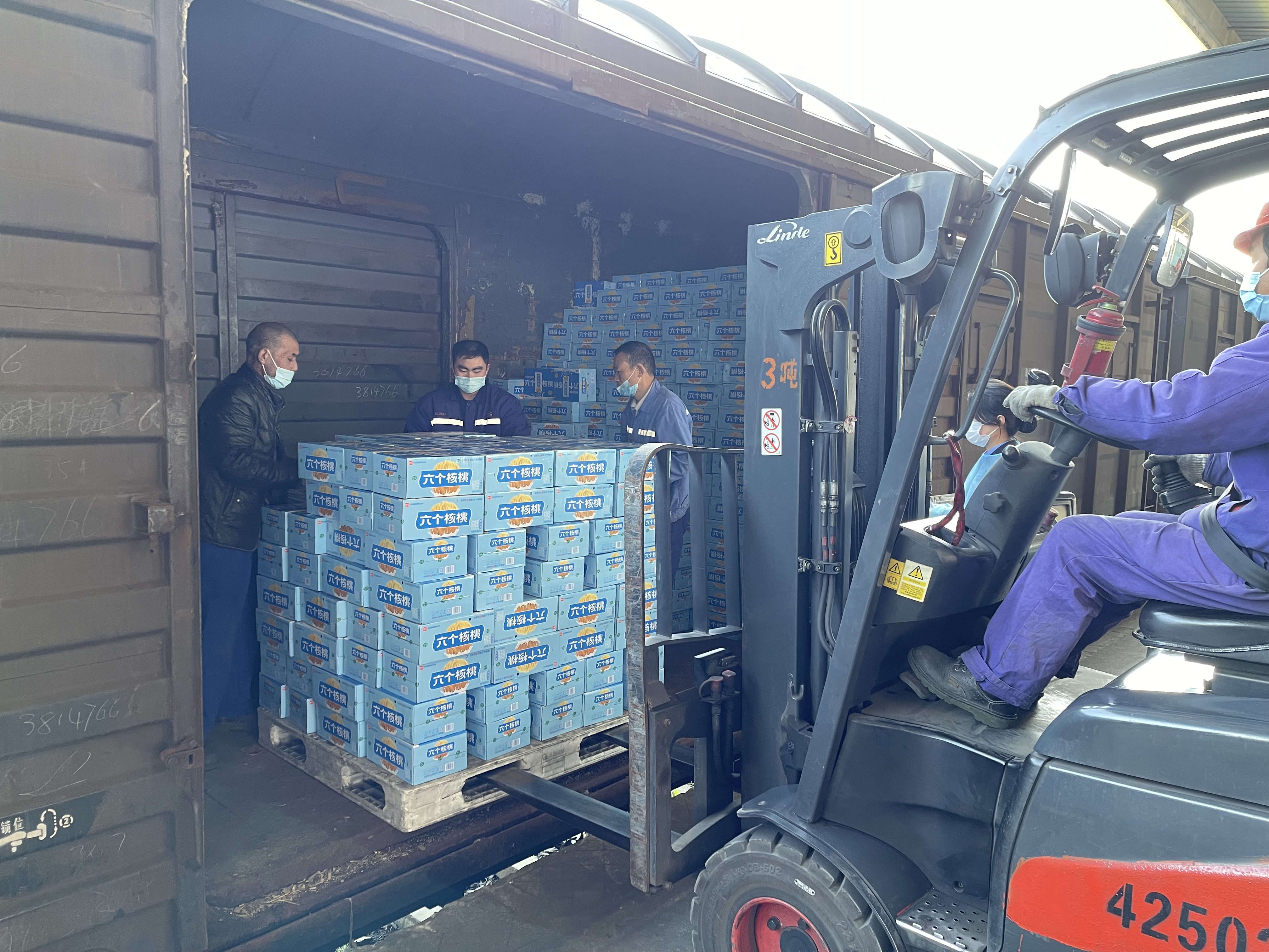 工作人员在进行卸车作业. &nbsp; 袁雷 &nbsp;摄