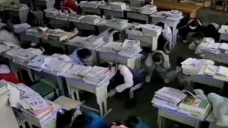 监拍四川兴文县5.1级地震瞬间：早读学生抱头下蹲有序撤离