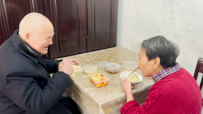 温暖！上海虹口某派出所每天为盲人老夫妇按时送上热菜热饭