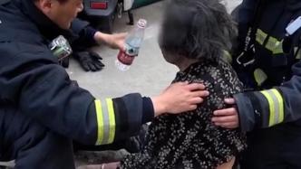 消防员冲进火场救出九旬老人，边轻声安慰边喂水