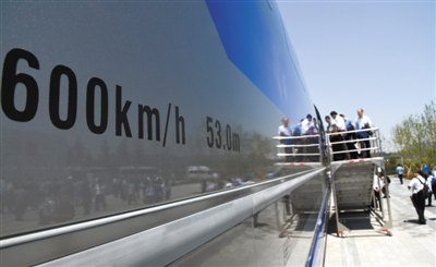 2019年5月23日，参观人员在山东青岛登上时速600公里高速磁悬浮试验样车参观。新华社记者 李紫恒摄