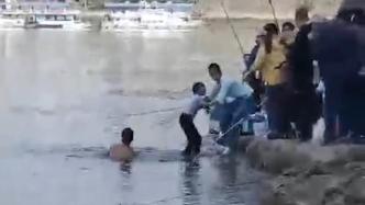 男童湘江边玩耍不慎落水，两名“钓友”跳水施救