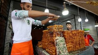 阿尔及利亚举行斋月活动，北非甜品吸引诸多食客