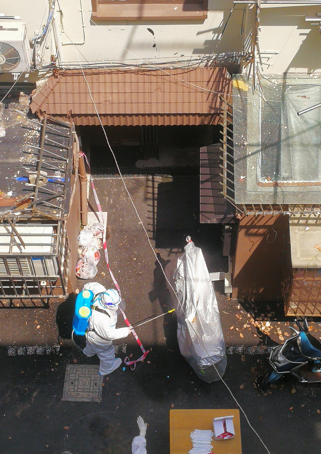 消杀人员在现场进行再次消杀.