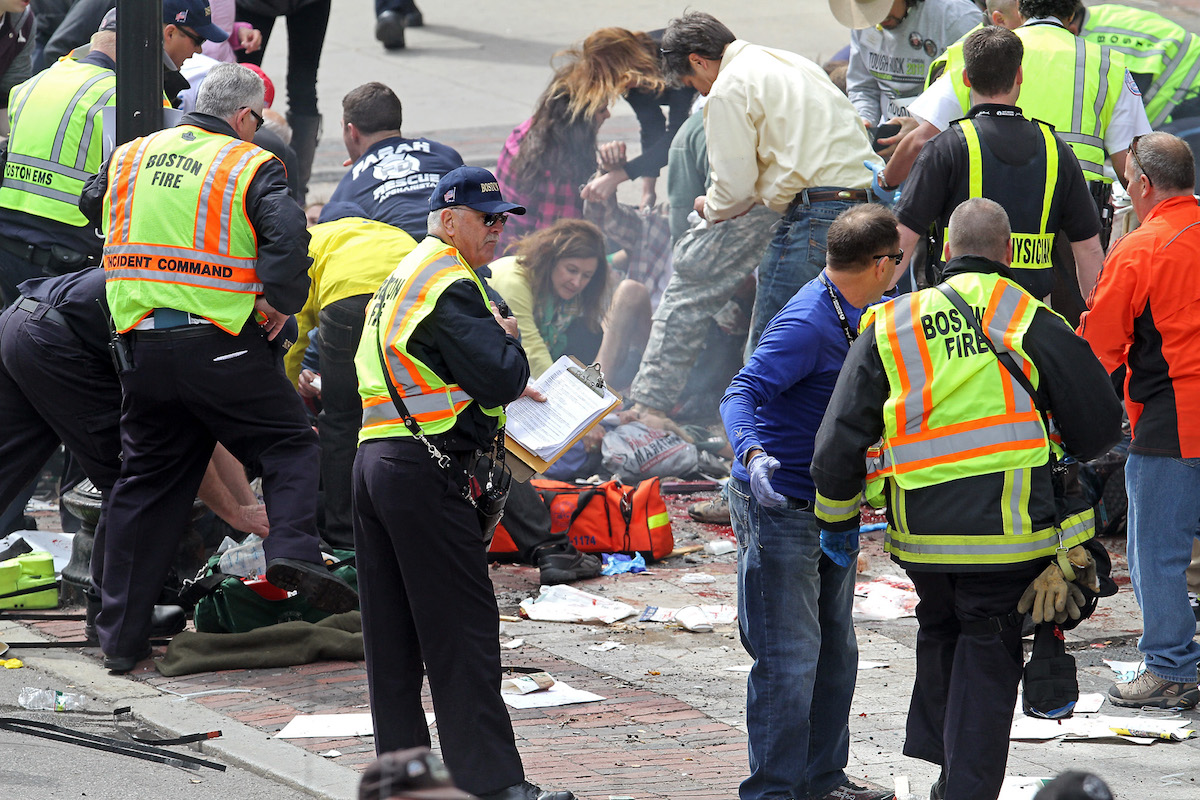 2013年4月15日，美国波士顿马拉松赛终点发生炸弹爆炸事件。目前袭击已造成3人死亡，超100人受伤。