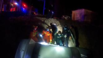 轿车翻下5米深排水沟副驾昏迷被困，消防紧急救援