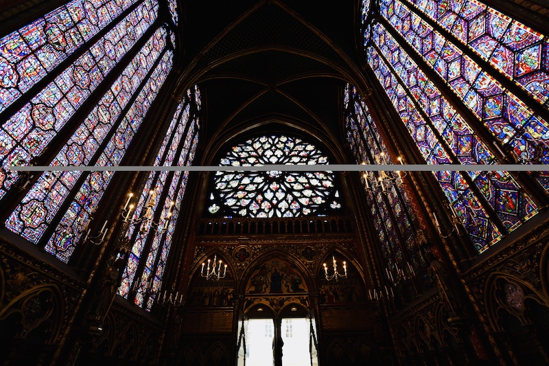 巴黎圣礼拜堂（Sainte-Chapelle）的彩绘玻璃；圣礼拜堂由法王圣路易（Saint Louis/Louis IX，1226年至1270年）建造，建成于1248年，与格林兄弟所记载的“花衣魔笛手”的故事处于同时代。图 周之桓