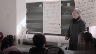 “邓小岚老师走了，但我们会一直唱她教的歌”