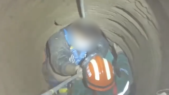 男子挖野菜坠入8米地窖，消防员用三脚架助其脱险