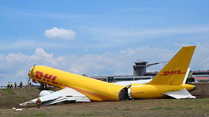 一架波音貨機在哥斯達黎加機場緊急迫降后損毀，機身斷成兩截