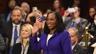 美国会参议院批准首位非裔女性出任联邦最高法院大法官