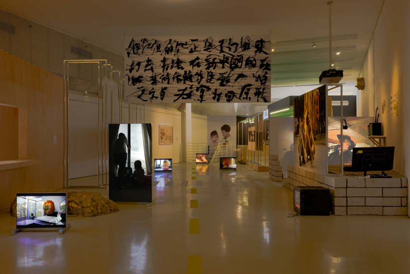 “叱咤于街中”展览现场，前方灯箱为冯倩钰摄影作品《旅馆》。龚胥耀 图
