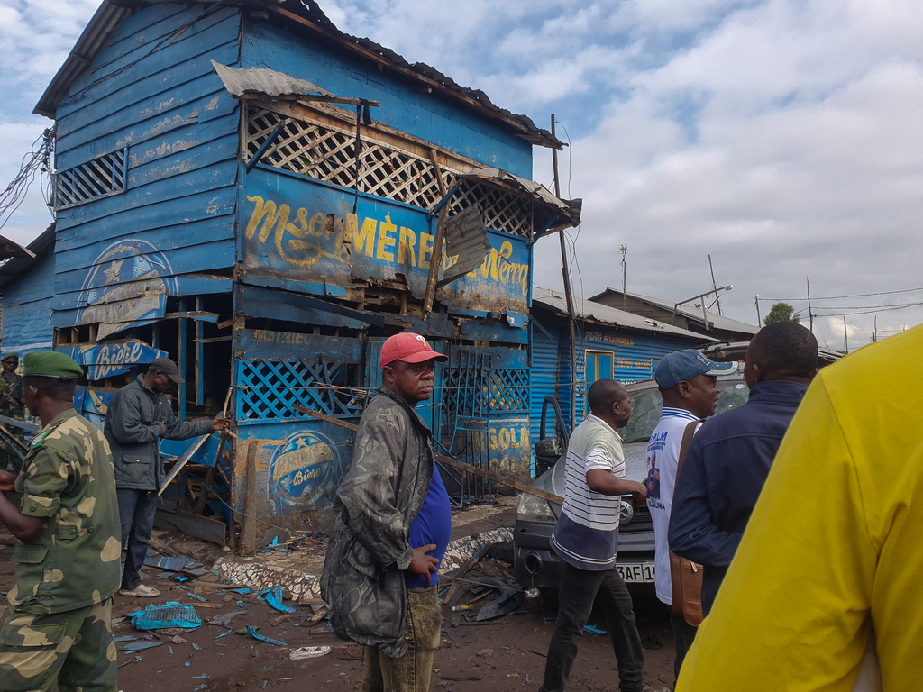 当地时间2022年4月8日，人们聚集在刚果（金）东北部北基伍省首府戈马市一起爆炸事件现场。