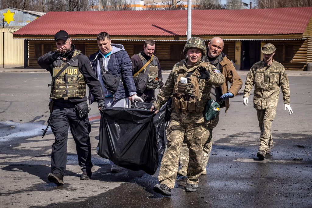 当地时间2022年4月8日，乌克兰东部城市克拉马托尔斯克，当地一火车站遭导弹袭击后，乌克兰士兵清运遇难者遗体。