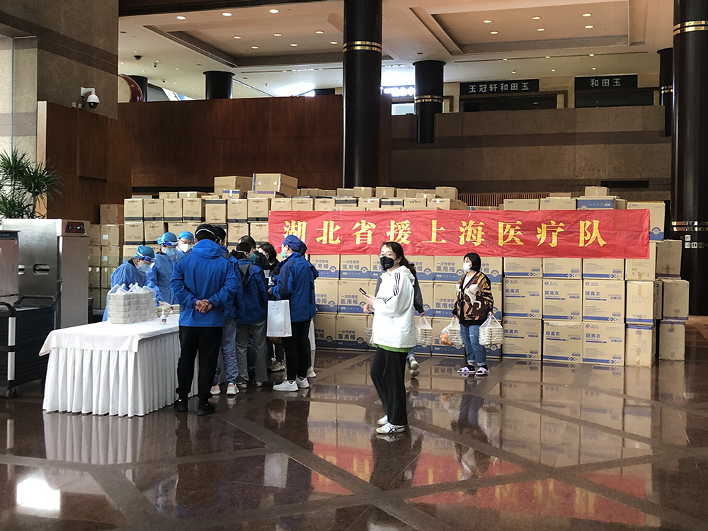 湖北支援上海医疗队驻地酒店，放着医疗物资。