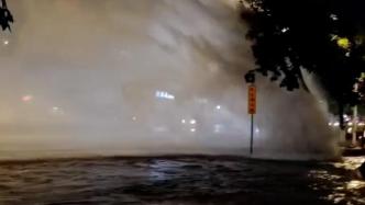 广西钦州一供水管道爆裂，喷出数米高水柱
