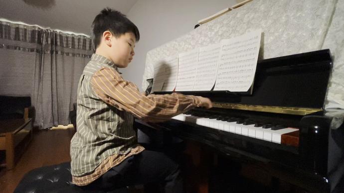 上海战疫｜9岁娃弹钢琴《孤勇者》，献给坚守抗疫前线的爸爸