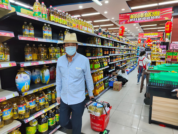 走进春天里住在防范区他揣着一堆塑料袋出门采购