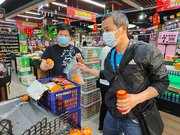 村(居)民们在超市内"补货"