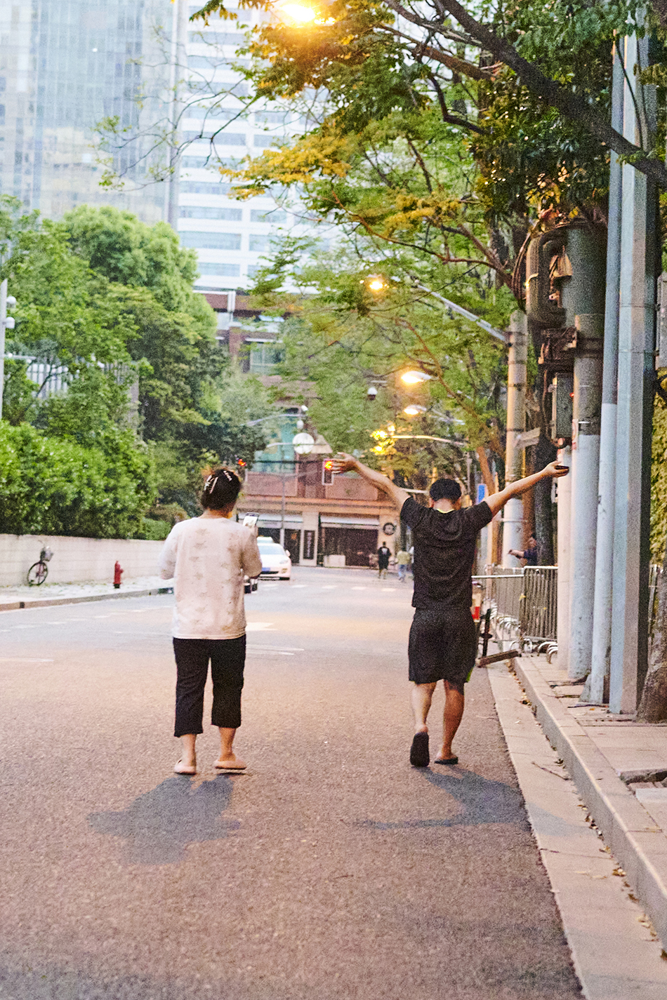 2022年4月11日,上海静安区的防范区内,市民在街头散步.