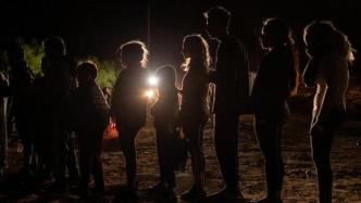 未成年人协助偷渡！“蛇头”在美墨边境招募青少年转运移民
