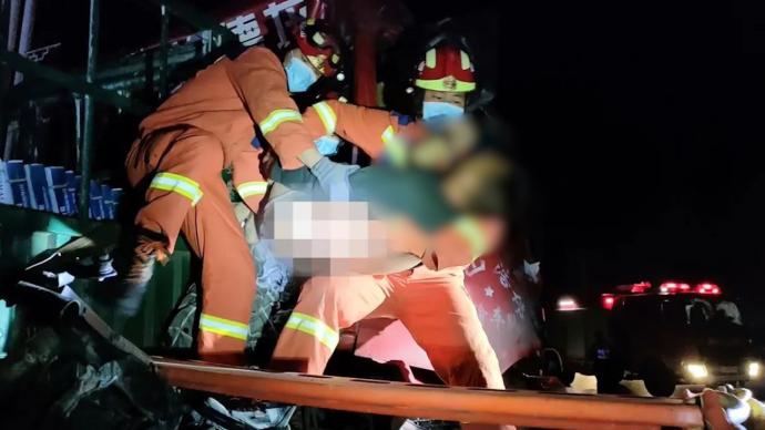 兩貨車追尾駕駛員重傷，德州消防凌晨營救