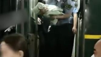孕妇火车上生产宝宝没哭声，车内一位医生紧急伸援手