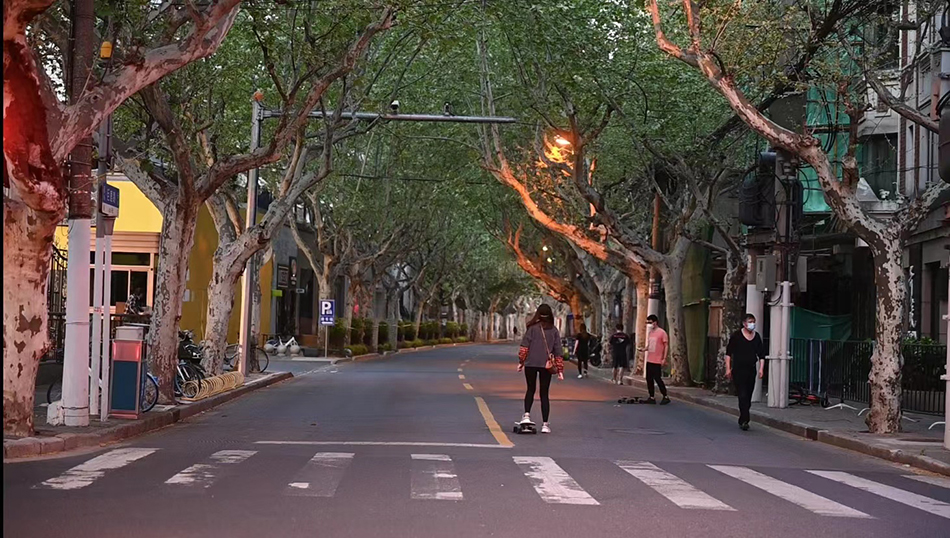 2022年4月11日傍晚时分,上海巨鹿路,有居民在滑滑板.