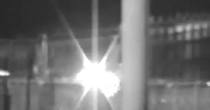 波兰军人使用频闪灯的画面（监控录像截屏）