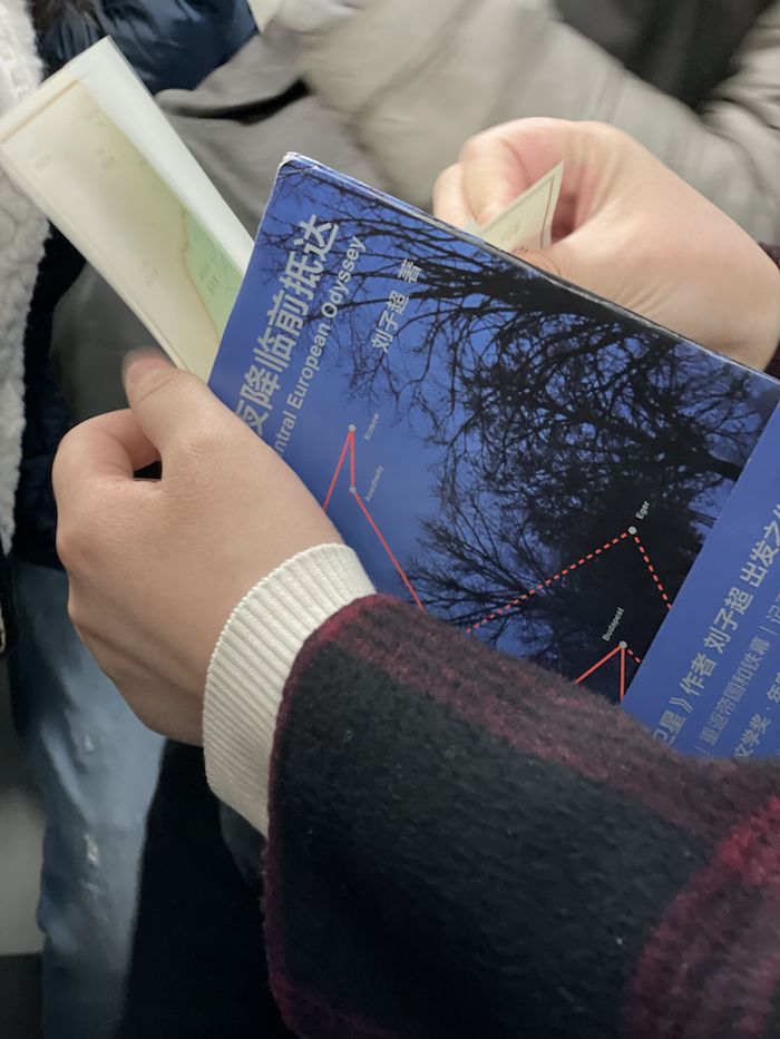 拍北京地铁上的读书人第四年：流量时代的阅读选择