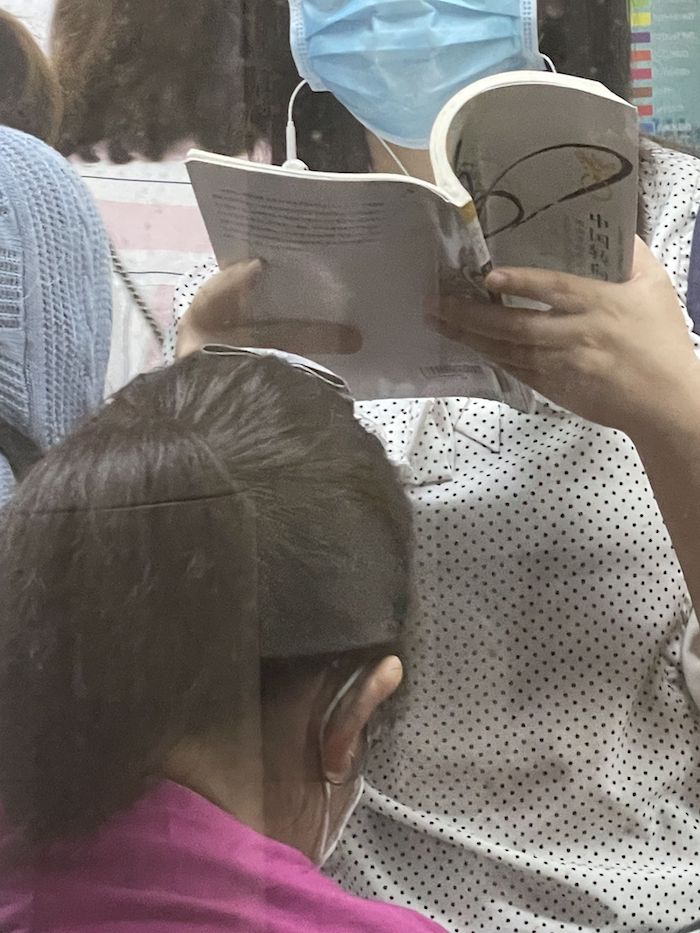 拍北京地铁上的读书人第四年：流量时代的阅读选择