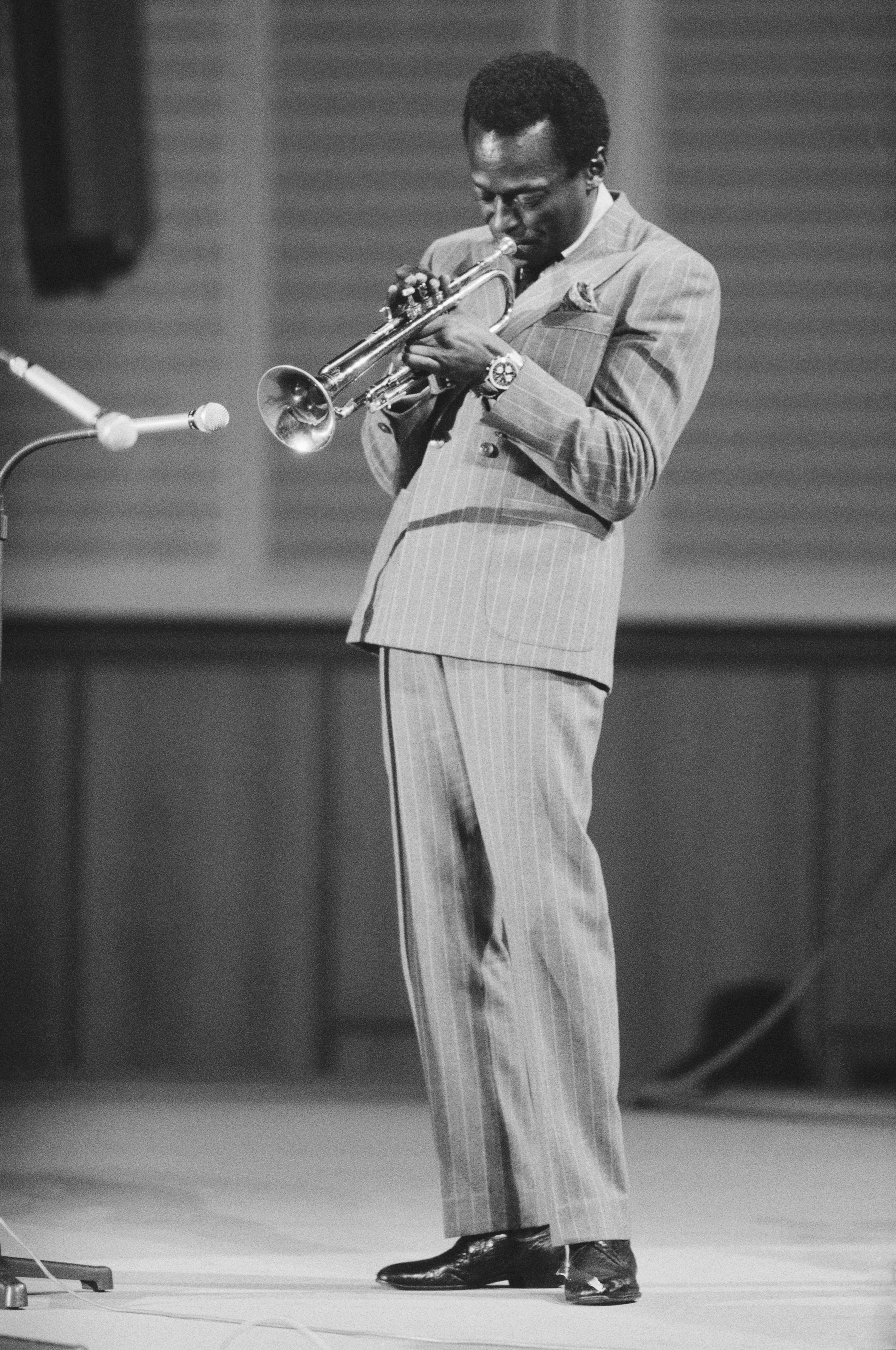 爵士乐传奇人物迈尔斯·戴维斯（Miles Davis）佩戴百年灵航空计时腕表（Navitimer）登台表演。
