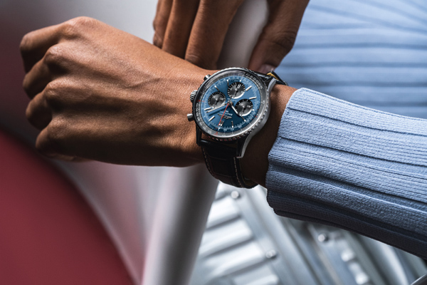 全新的迭代款航空计时腕表（Navitimer）采用现代复古的表盘色彩，呼应70年历史。