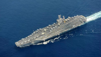日本海上自卫队与美军核动力航母在日本海进行联合训练